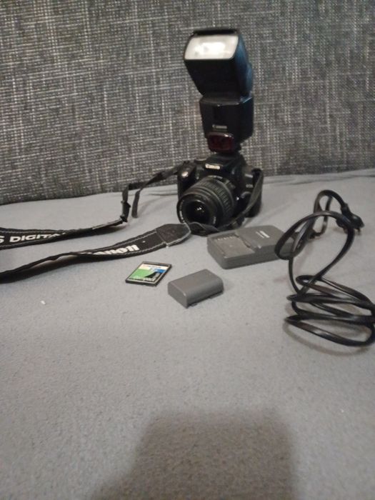 Aparat canon z lampą