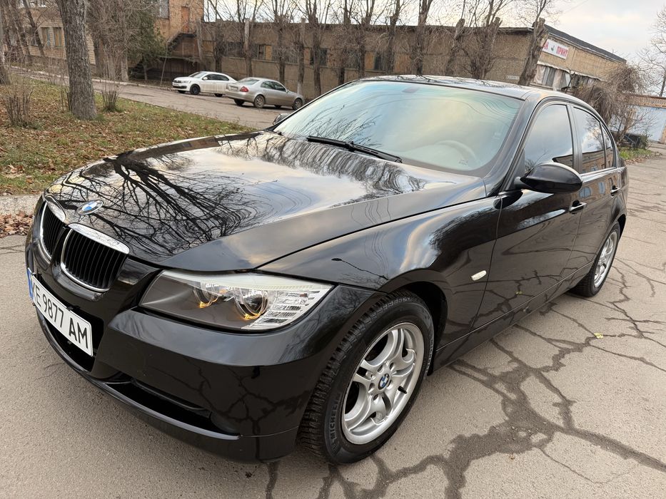 Продам хорошую ухоженную BMW 3 серии, с удачным атмосферным двигателем 2.0 на механической кпп, установка газового оборудования, ходовая в порядке, кузов целый, зимняя резина. Готов к любым проверкам,  машина хорошая!