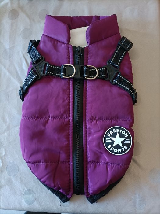 Capa com arnês para cão