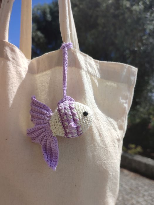 Pendente de crochet com peixe lilás para pendurar