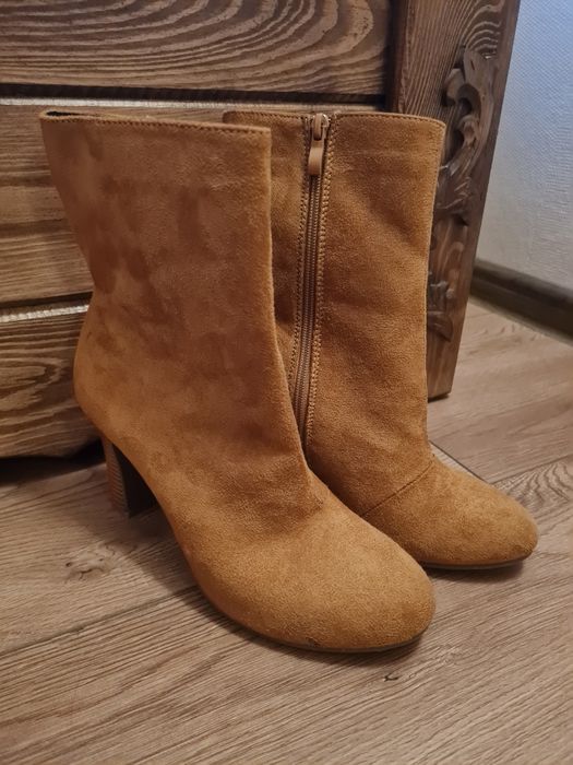 Botki zamszowe, kozaki, kolor szampan rozm. 40