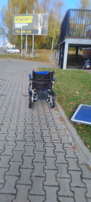 Wózek inwalidzki elektryczny składany