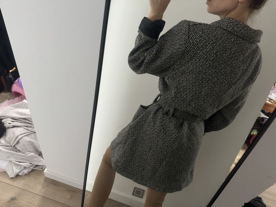 Płaszczyk dłuższy z paskiem