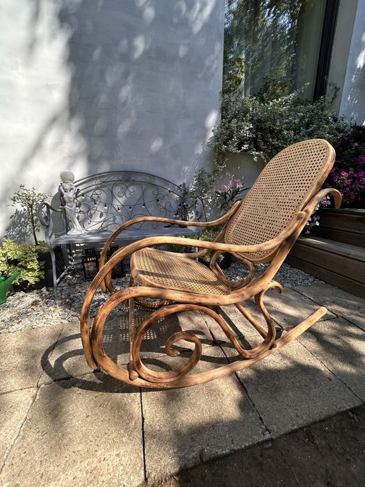 Fotel bujany Thonet z okresu PRL