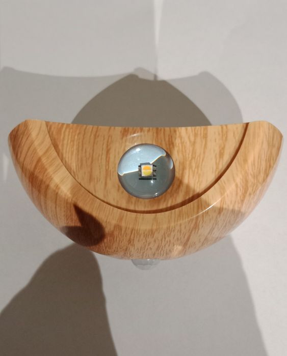 Nowoczesna lampka z czujnikiem ruchu
