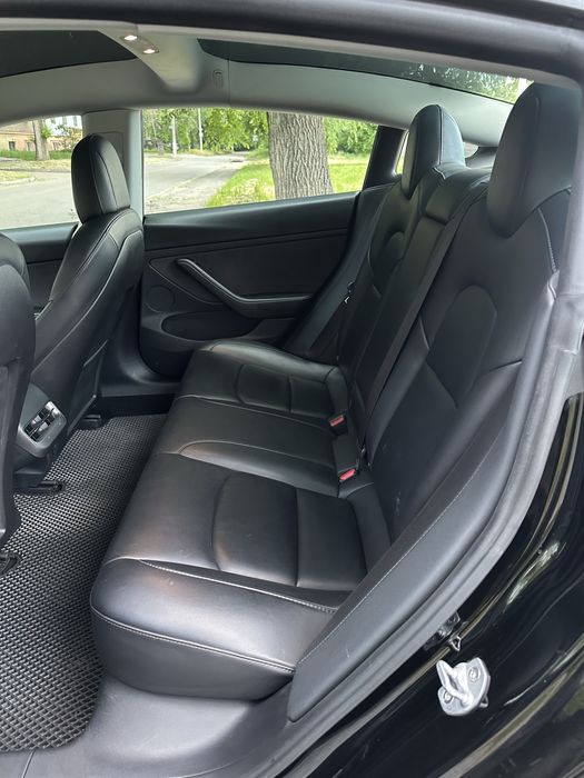 Tesla Model 3.