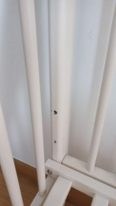 Cama de grades e colchão bebé