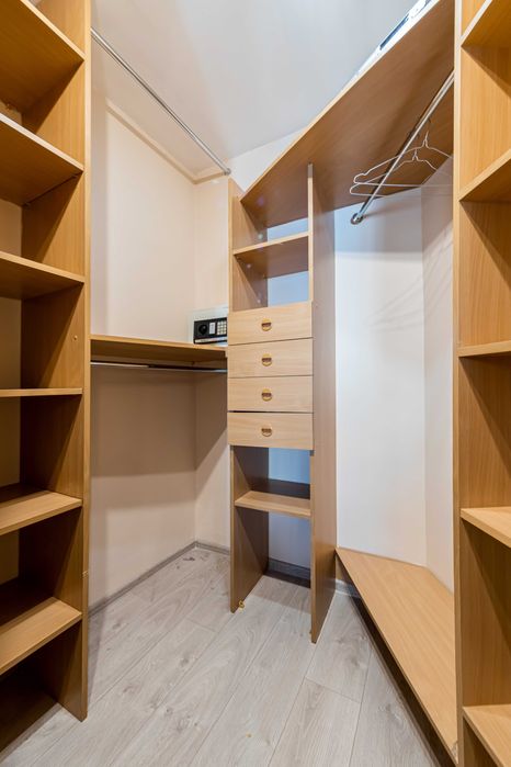 3 комнатная студия в центре, Коновальца, 15