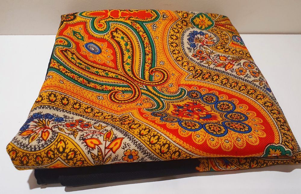 Folklorystyczna chusta w unikatowe wzory