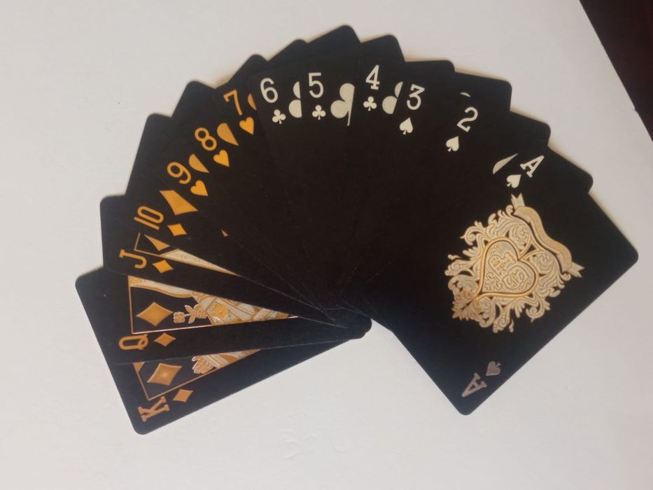 Conjunto de cartas em ouro negro