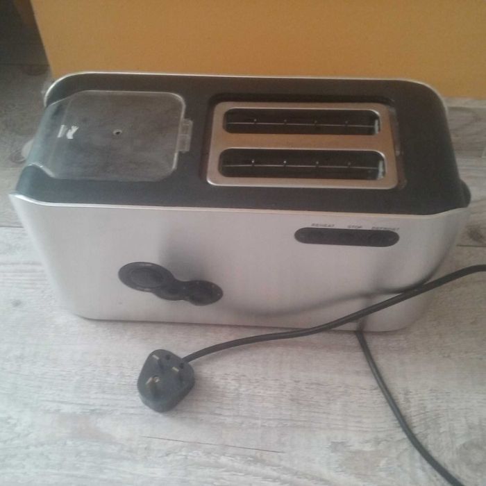 Toster stalowo-czarny wtyczka angielska