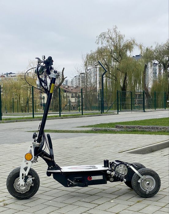 Самокат трёхколёсный