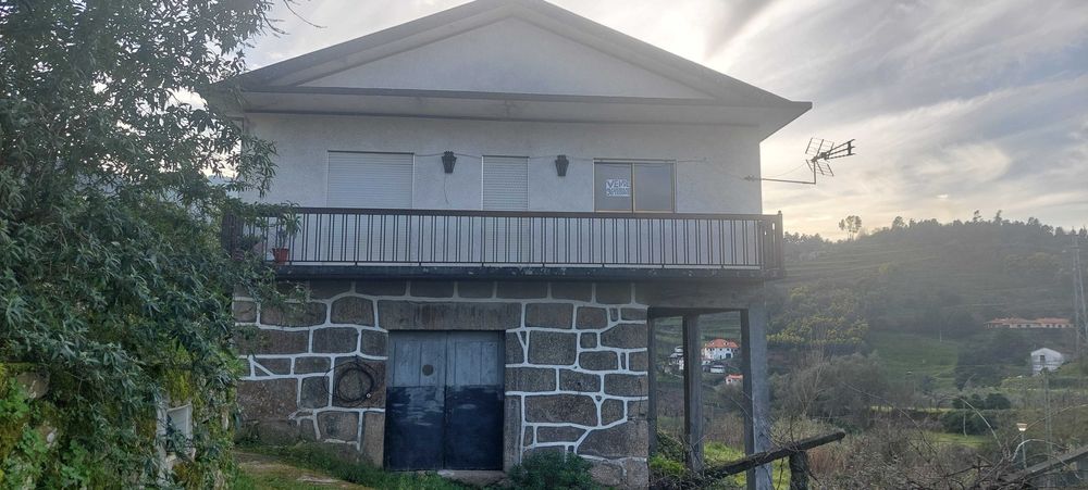 Moradia com terreno e anexos junto ao Centro de Saúde de Resende