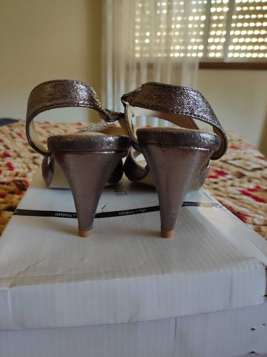 Sandálias em pele dourado acobreado novas tam. 38