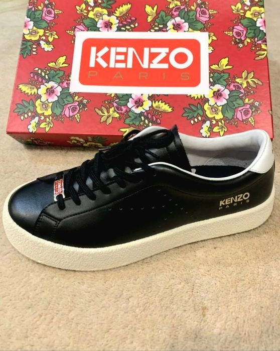 Sapatilhas KENZO. Couro. Tamanhos 43-44. 300€