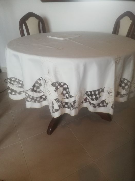Toalha de mesa redonda, nova, nunca foi utilizada.