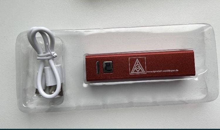 Миниатюрный на 2600 мАч. пауэрбанк цвет алый металлик,orig.Germany