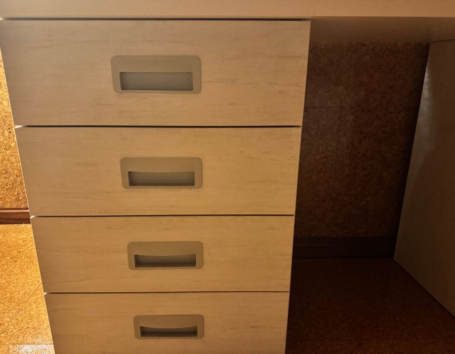 Secretária com tampo amovível