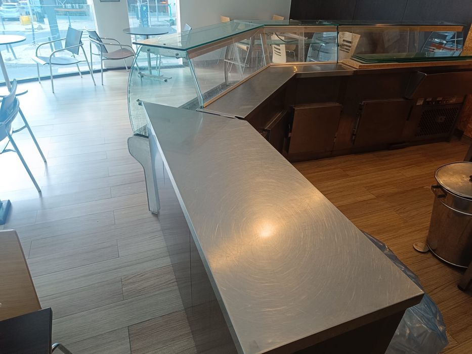 Montra refrigerada com bancada