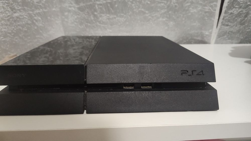 PlayStation 4 (PS4) Fat + 2 Jogos (The Crew 2 e Far Cry 5)
