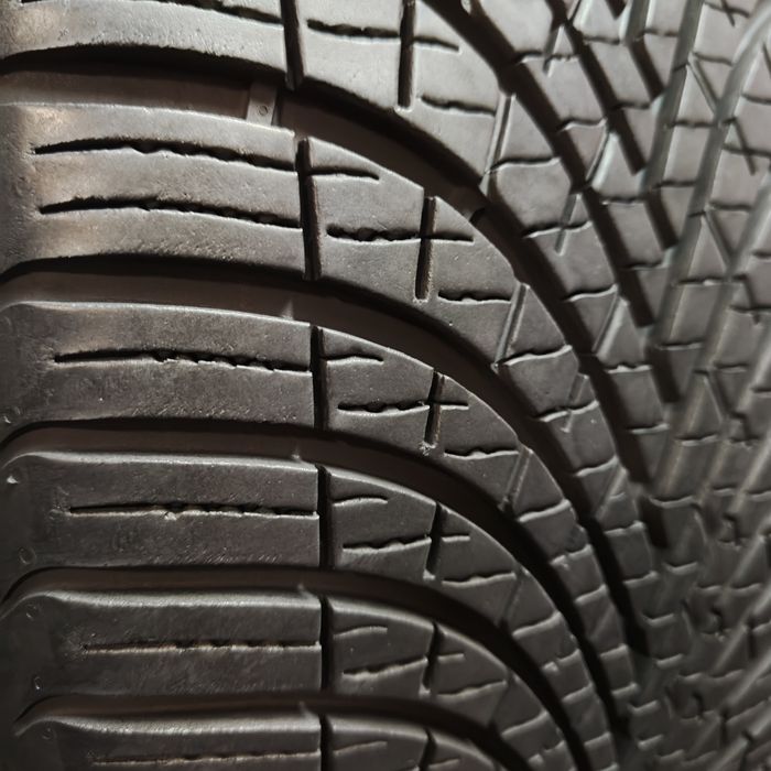 225/40/18 XL Sprzedam parę opon całorocznych Dunlop