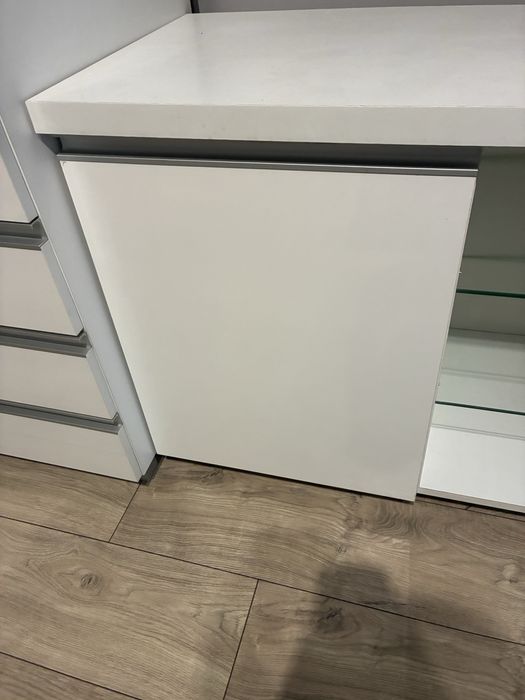 Śliczna komoda biała i poduszki