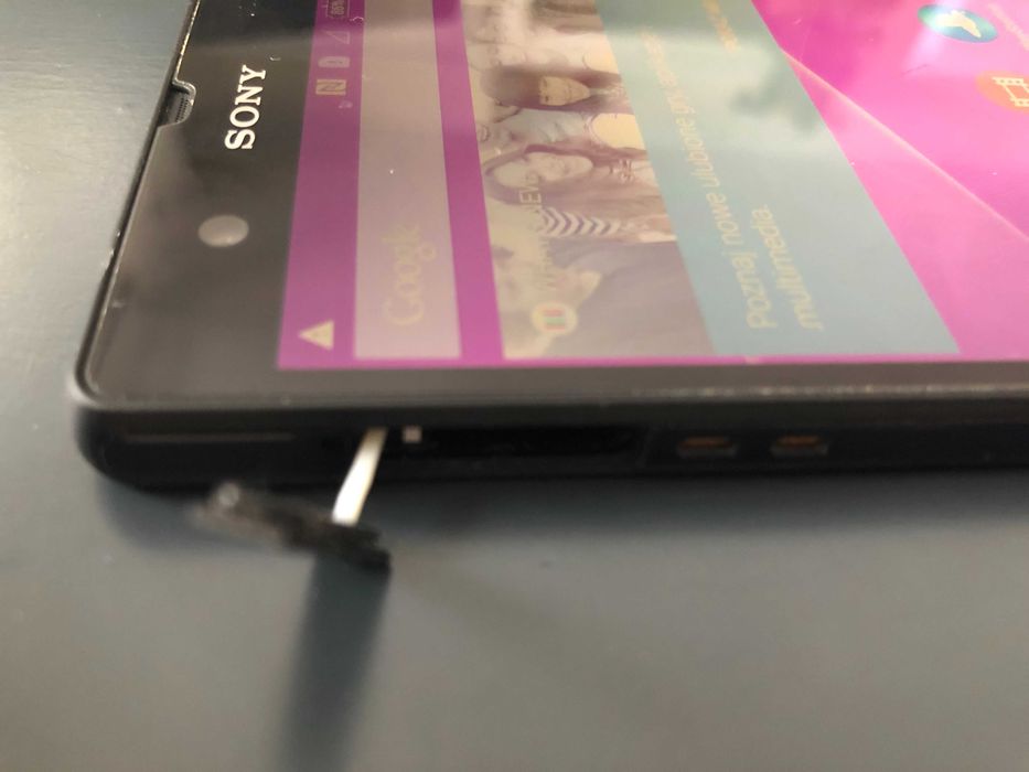 Czarny telefon smartfon Sony Xperia C6603