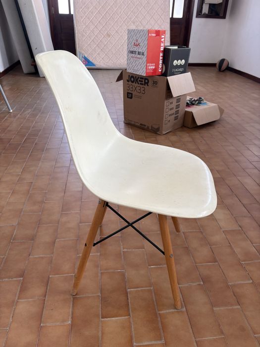 Cadeira branca tipo Eames