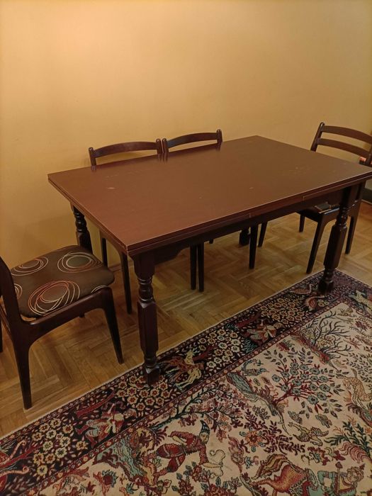 Stół i 6 krzeseł.