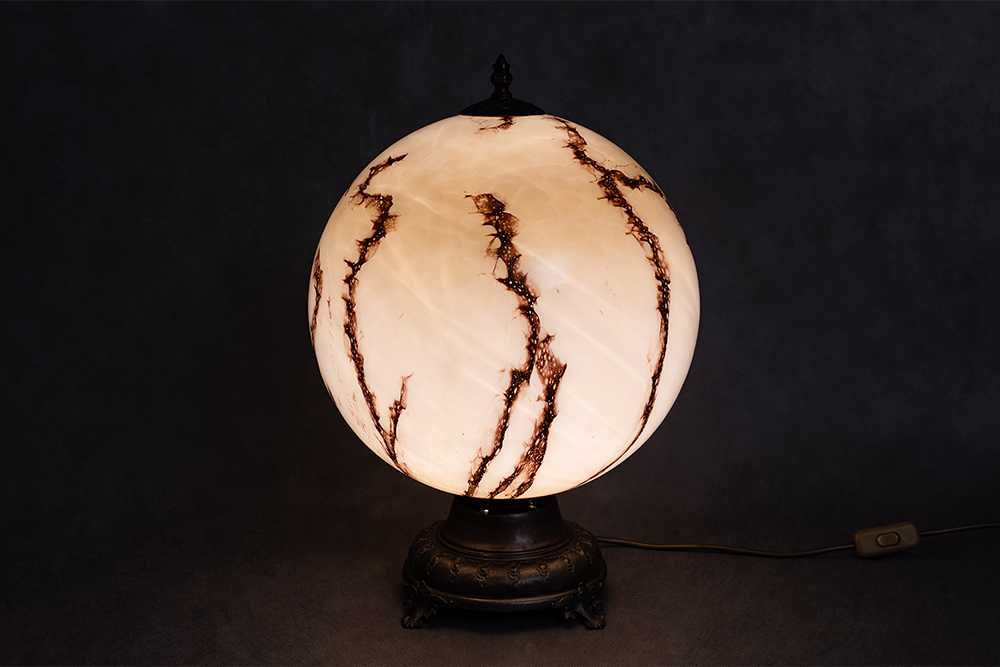 Stara lampa stołowa z marmoryzowanym kloszem - kula