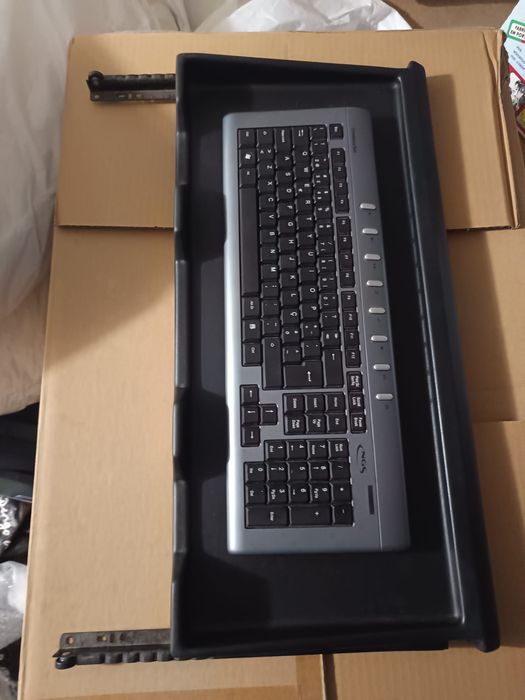 Teclado para computador, mais suporte para afixar por baixo de uma mesa.