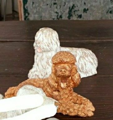 2 lindos cãezinhos biscuit branco/metálico