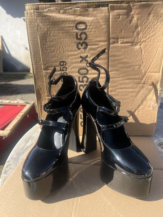 Взуття нове на стійкому високому каблуці