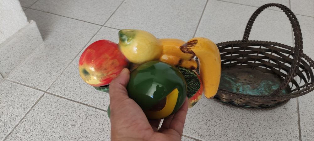 Cesta em metal com frutos em cerâmica