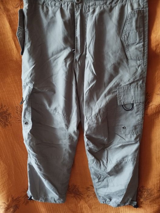 Spodnie koloru oliwkowego bojówki