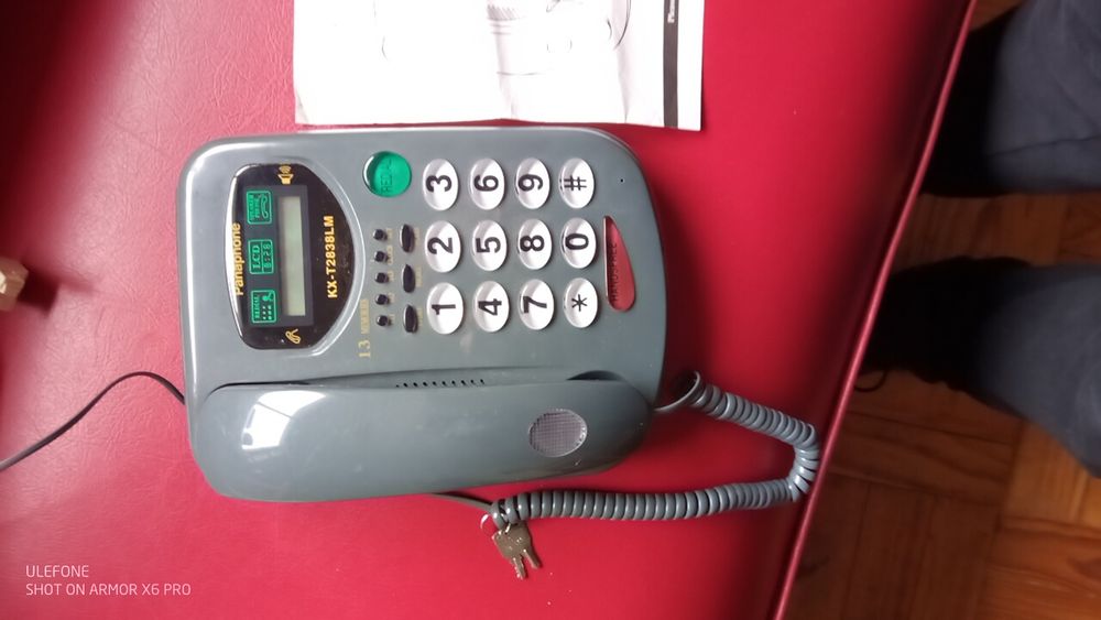 Telefone com fio e botões grandes.  Alta voz e botão remarcação rápida