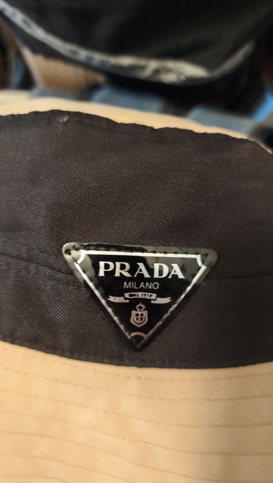 beżowo-czarny kapelusz Prada Panama