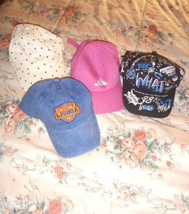 Conjunto de vários bonés