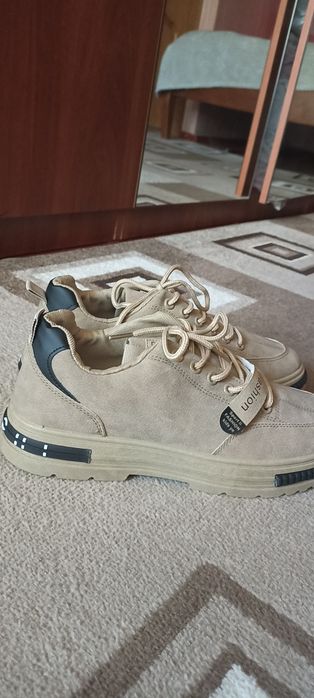 Чоловіче взуття 43 розмір на етикетці, 27 см устілка