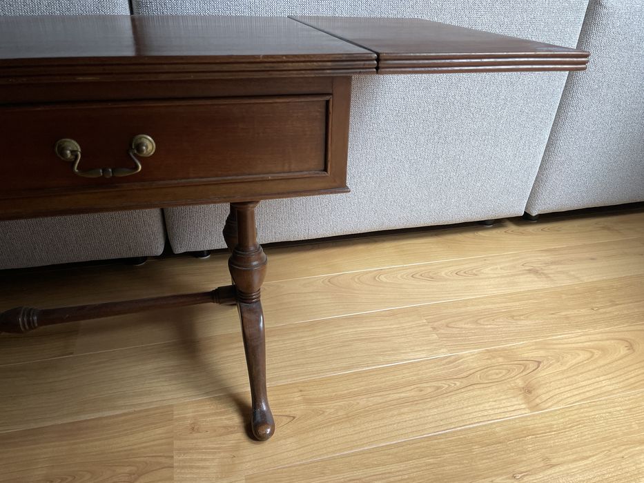 Mesa em madeira de mogno com duas abas laterais. C1,50m, A54cm ,P45cm