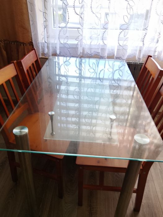 Szklany stół na metalowych nogach