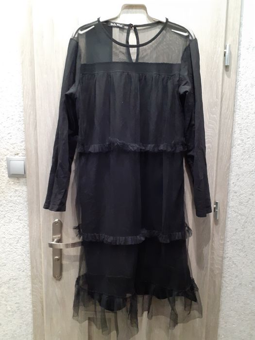 Elegancka sukienka z tiulem i falbanami