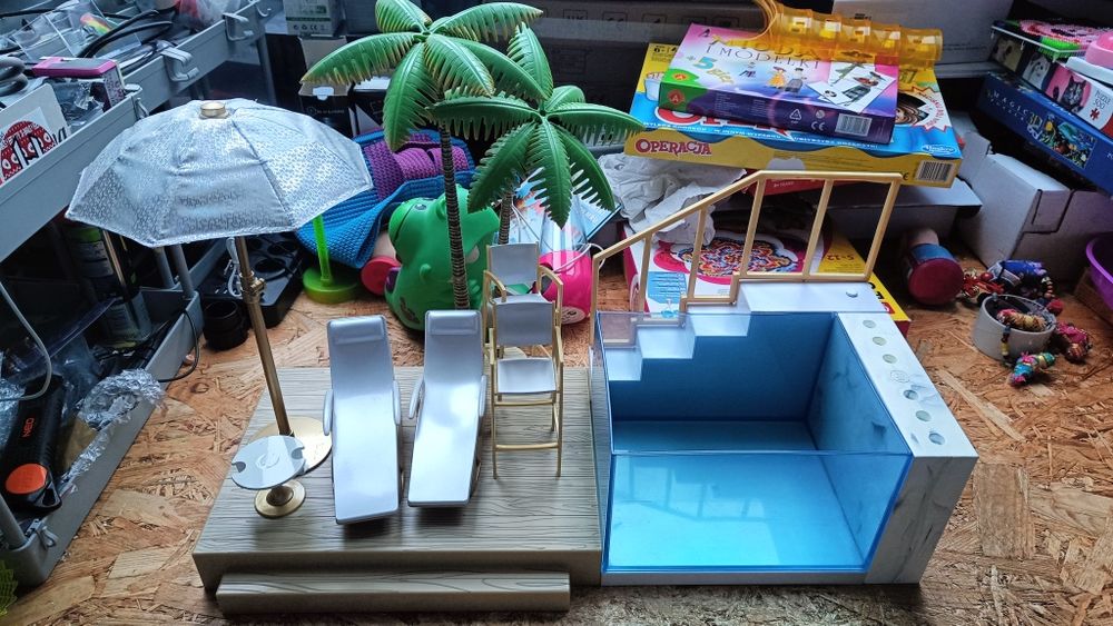 Rainbow High basen palmy leżaki zestaw dla lalek