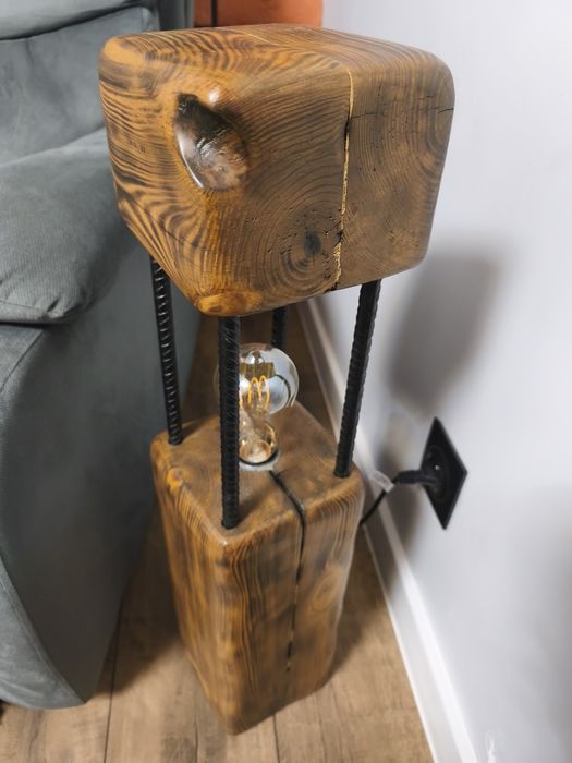 Drewniana lampa stojąca