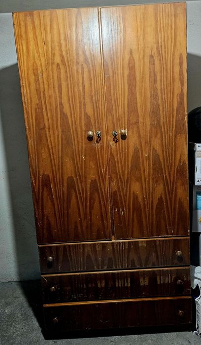 Guarda-fato de madeira.