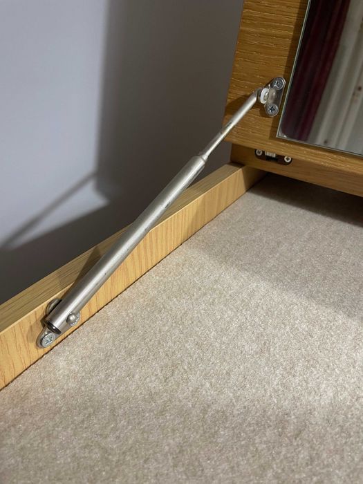 Móvel camiseiro com espelho rebatível