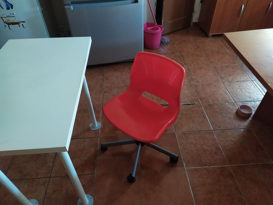 Secretária e cadeira