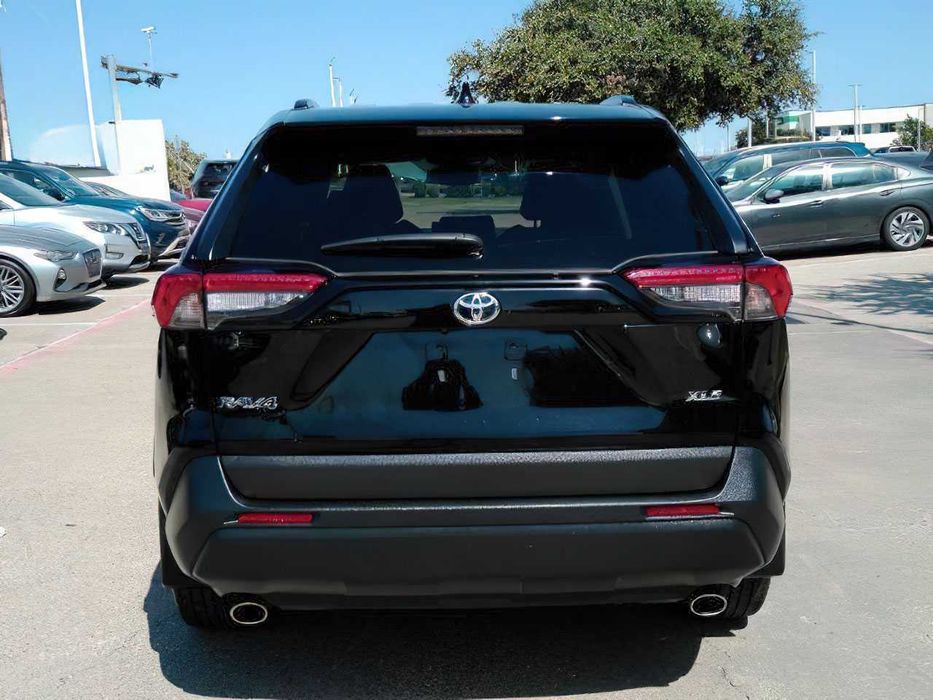 Toyota RAV4 XLE Premium      2024