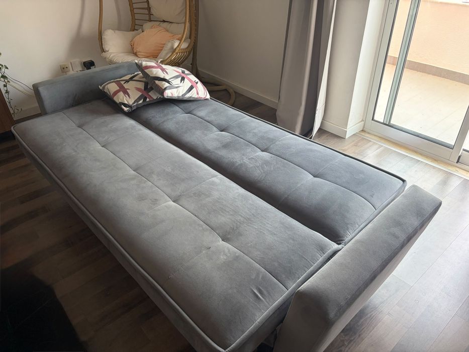 Sofá cama com espaço de armazenamento