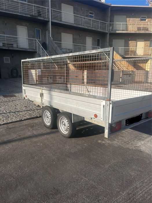 Atrelado para venda